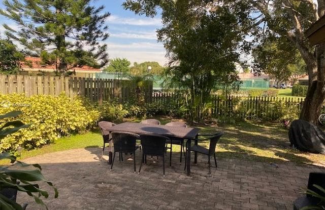 572 Lakeside Cir - 572 Lakeside Circle, Sunrise, FL 33326