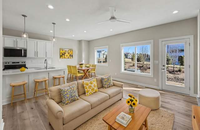 Beautiful & Spacious Townhome w/ 2 Car Garage! Gallery 3