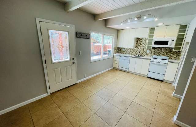 Pet friendly 1 bedroom unit with washer/dryer available in South Lake Tahoe Gallery 3