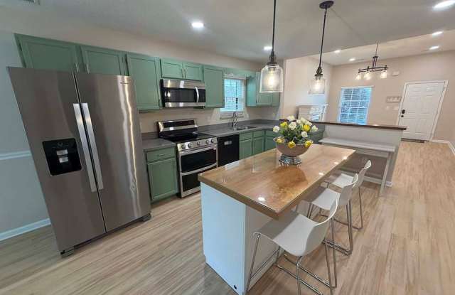 STUNNING UPDATED 3 BEDROOM TOWNHOUSE IN SILVER BROOK IN W. KNOX11 Gallery 4