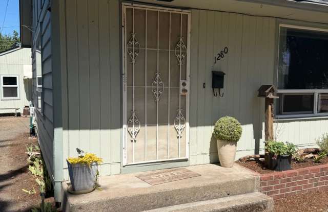 Beautifully updated 3-bedroom 1 bath duplex in Springfield! Gallery 4