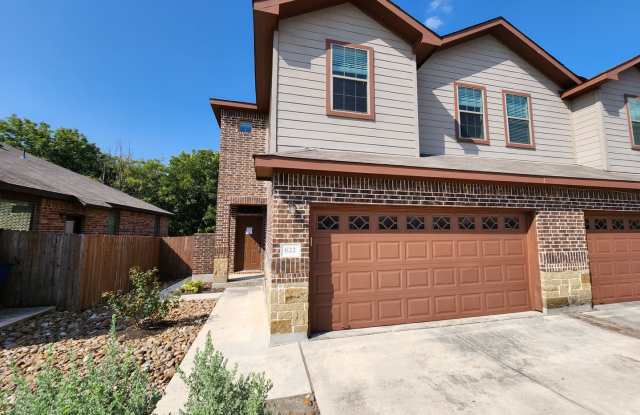 Two Story 3/2.5/2 Duplex close to Creekside Shopping and Entertainment! / Fridge / Fenced in yard /CISD photos photos