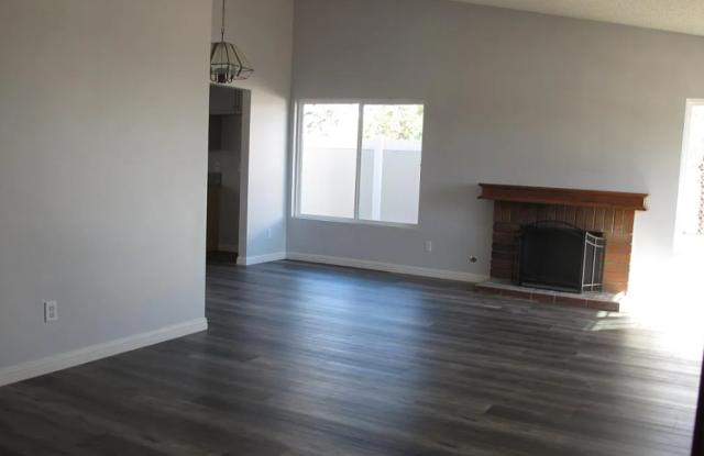 4 Bedroom 2 Bathroom Pool Home in Corona! Gallery 3