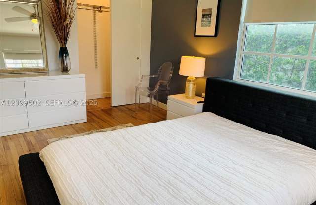 2840 Pine Tree Dr Gallery 1