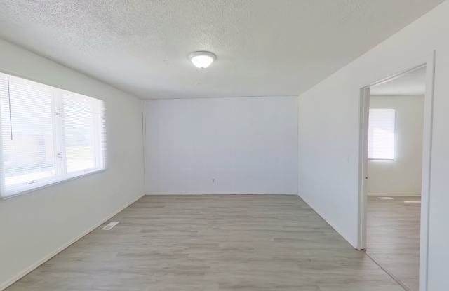 ** $150 OFF for AUGUST MOVE INS!!!*** 222 E 14th St N Gallery 4