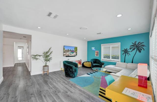 1535 HOLLYWOOD Boulevard Gallery 3