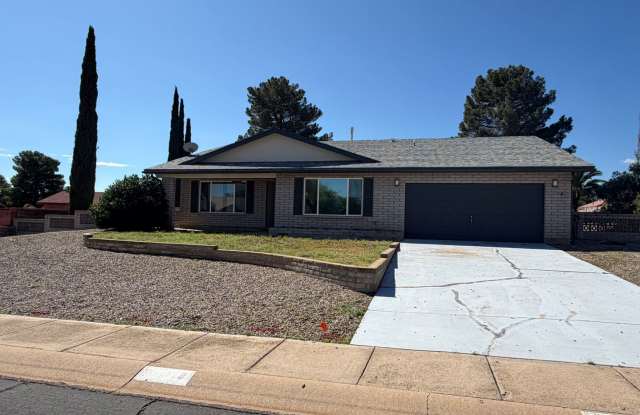 Large Home on Large Lot/Pet Friendly Home Gallery 3