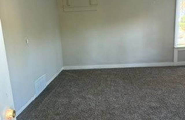 Vintage One Bedroom Located at 1515 Tecumseh St Gallery 4