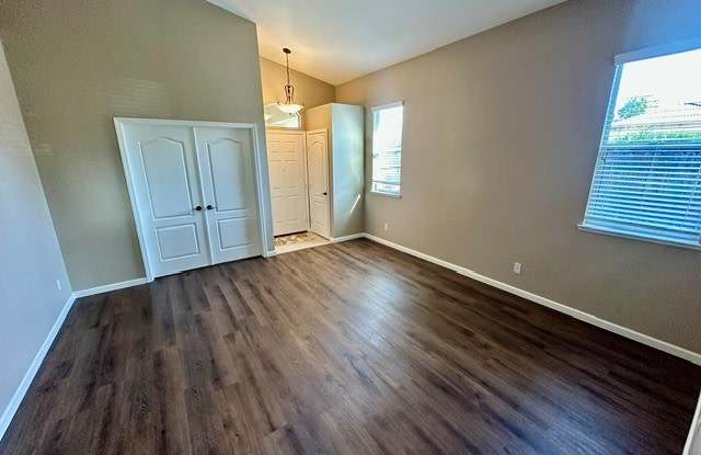 325 Leckenby Way Gallery 4