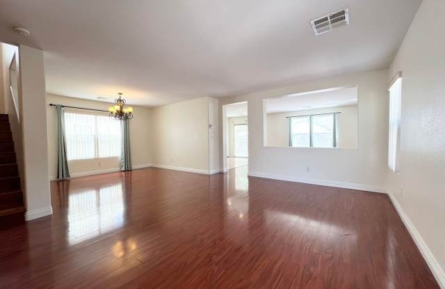 Beautiful 3 bedroom 2.5 bathroom 2 story house Gallery 3