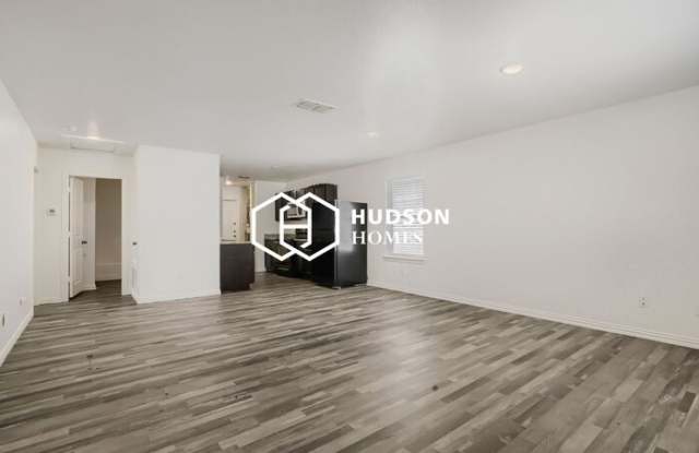 524 East Texas Street Gallery 4