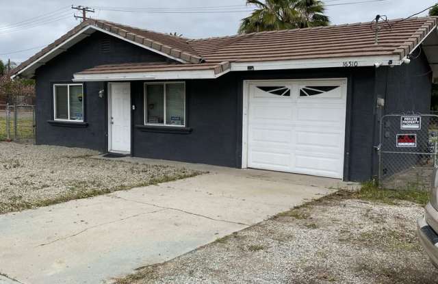 *Special* 2 bedroom 1 bath single story home with HUGE backyard available now! - 16510 Lakeshore Drive, Lake Elsinore, CA 92530