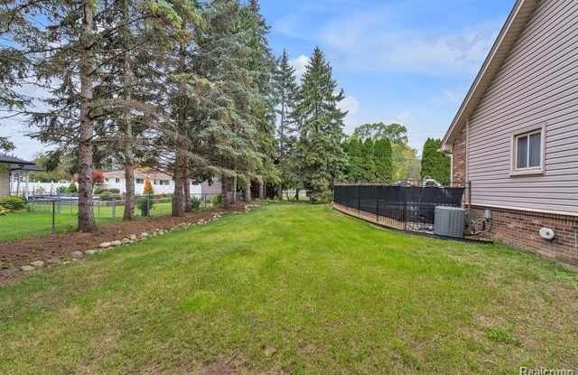 19157 Hillcrest Street Gallery 4