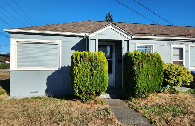 Cozy 2 Bedroom Duplex With Detached Garage - 814 High Avenue, Bremerton, WA 98337