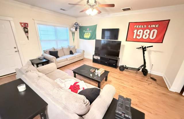 Cute 4 Bedroom Near Downtown for Pre-Lease Gallery 4