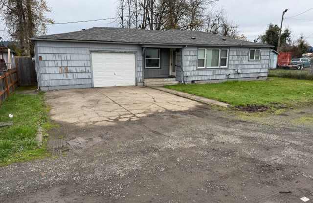 Updated 3 bedroom 1 bathroom house on a huge lot! - 5326 Leota Street, Springfield, OR 97478