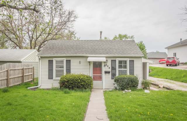 Adorable 2 bedroom 1 bath home in Indianola - 204 East Franklin Avenue, Indianola, IA 50125