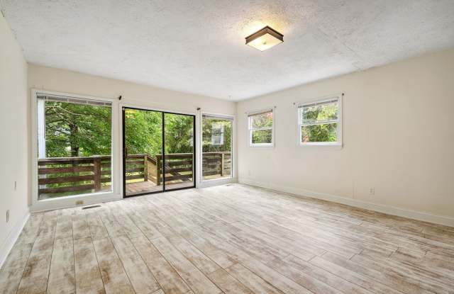 Charming 2 Bedroom 1 Bath Home With Home Office and Massive Fenced in Yard!! Gallery 4