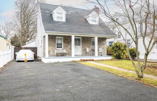 132 Pearsall Ave - 132 Pearsall Avenue, Freeport, NY 11520