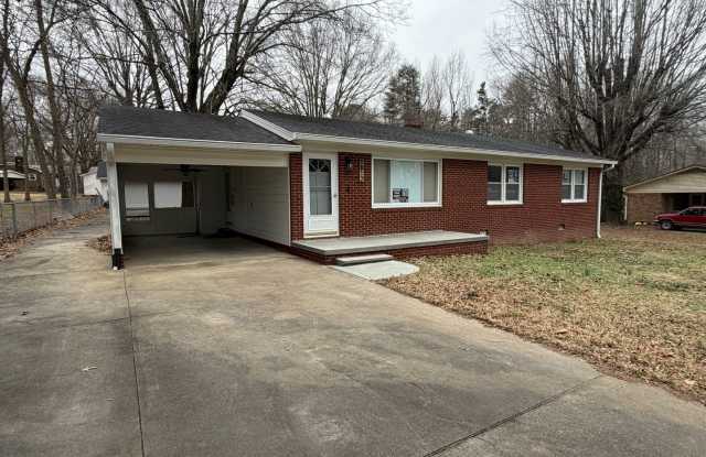 2 Bedroom 2 Bath Brick rental home in Western Alamance county Fenced Yard 30x40 Garage custom Kitchen Large Deck - 1812 Greentree Road, Glen Raven, NC 27217