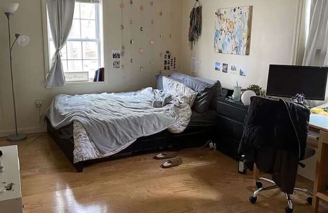 Modern Triplex Apartment with 2 Parking Included.  Conveniently Located.  NO FEE Gallery 3