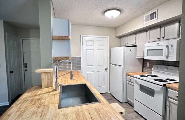 Newly Renovated 1B/1B Condo near Beach in the Heart of Destin! photos photos