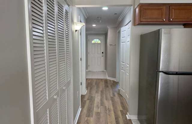 Immaculate 3/2bath one level unit- ETSU Campus- Water, Internet and Trash included! Gallery 4