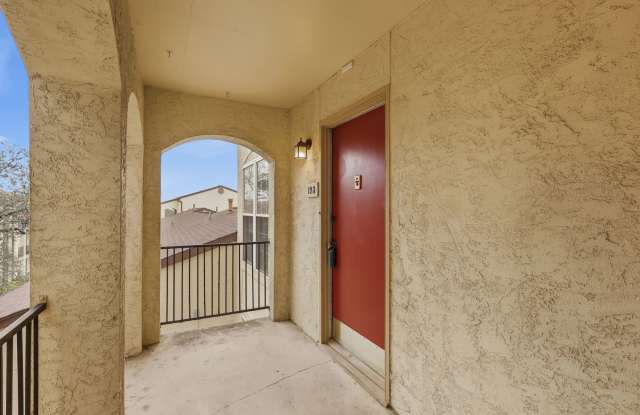 Charming 3rd-floor 2-bed condo Gallery 4