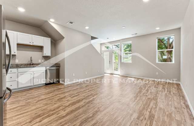 Beautiful Townhome with Attached Garage and Central A/C Gallery 4