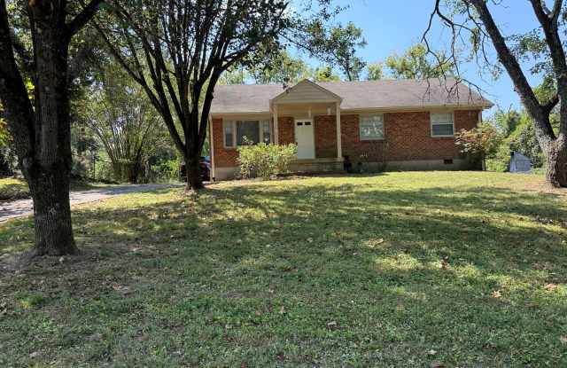 Mt Juliet 3/2 with a large detached workshop/garage -privacy Gallery 3
