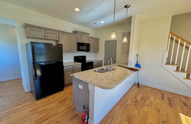 Old Forest Rd Duplex - 2606 Confederate Avenue, Lynchburg, VA 24501