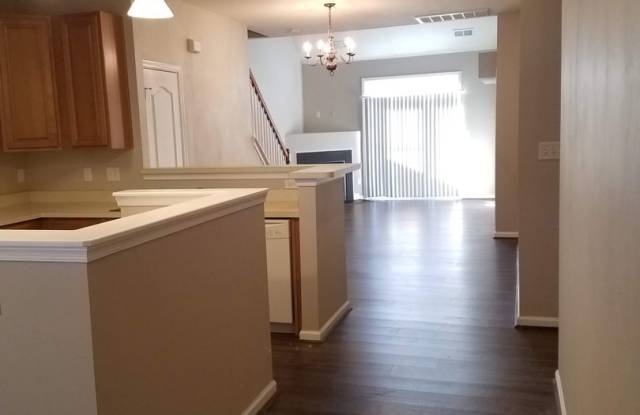 Spacious 3 bedroom Townhouse w/garage in Suffolk Gallery 3