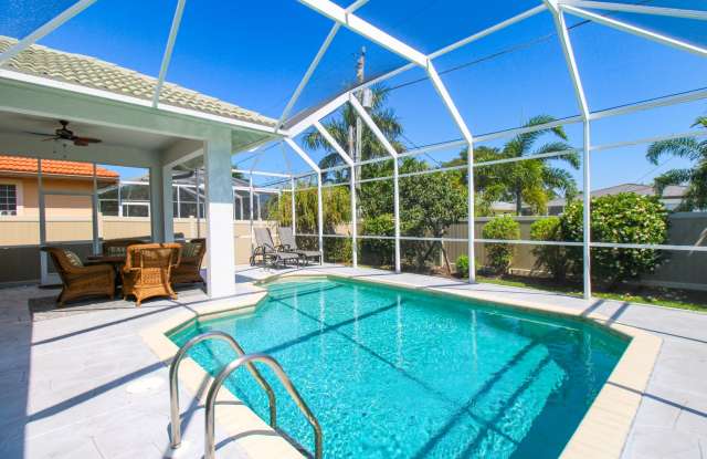 ***HEATED PRIVATE POOL***FENCED IN***WALKING DISTANCE TO THE BEACH*** NAPLES PARK NO HOA ** SEASONAL RENTAL ** photos photos