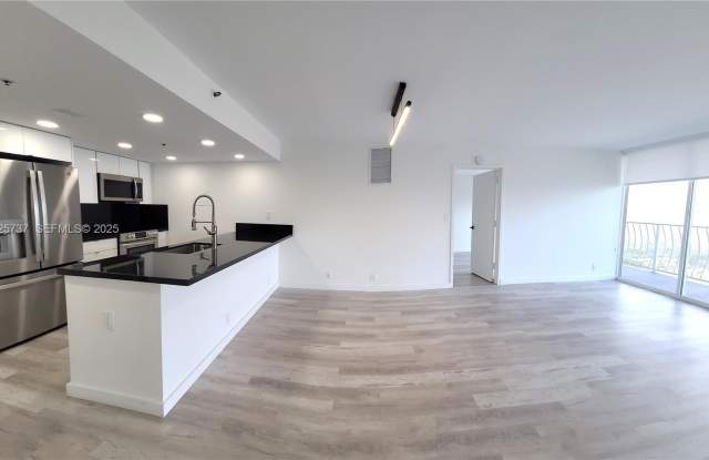 7601 E Treasure Dr photos photos