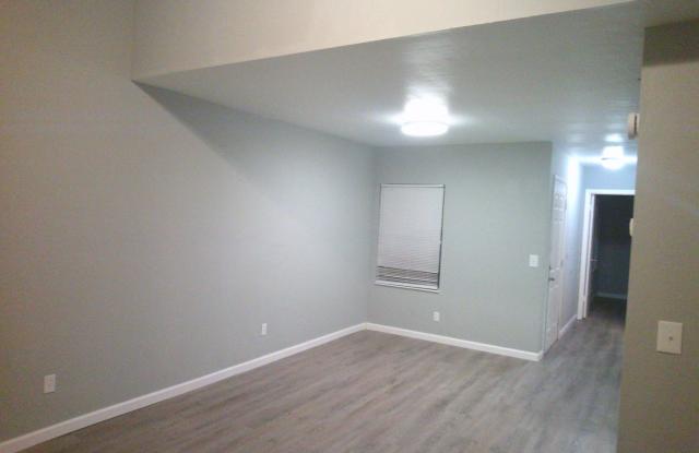 Townhomes 2 beds with den. MOVE IN TODAY photos photos