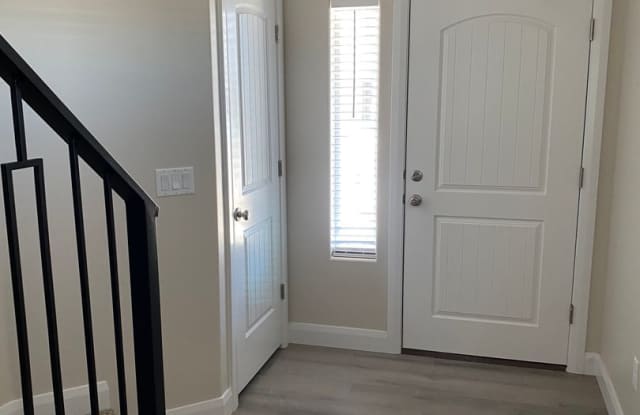 Beautiful upgraded end unit! 3 bedroom, 2.5 bathroom townhome in Cedar City! Gallery 3