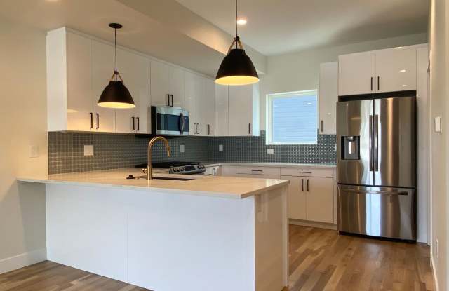 Newer Build Near Light Rail with Mountain Views     **Half Off December Rent!** Gallery 4
