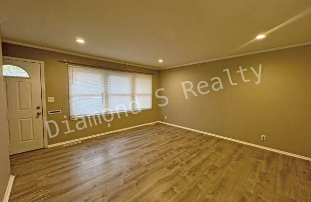 Close to Mercy Hospital! Three bedroom home! Gallery 3