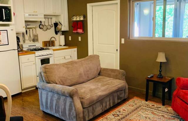 Hobbit House: Fully Furnished Jacksonville Suite. $300 Monthly Utility Fee Gallery 4