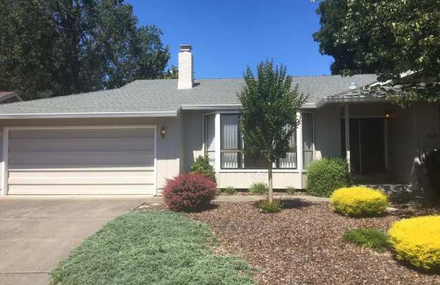 323 Twin Lakes Dr Gallery 1