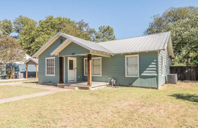 1009 S Waco Street - 1009 South Waco Street, Weatherford, TX 76086