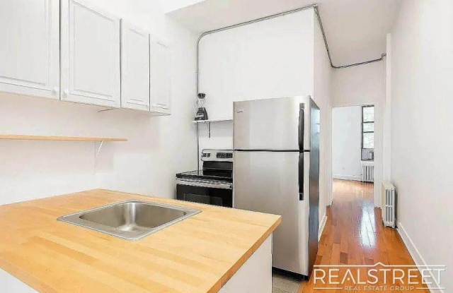 369 Menahan St Unit 1R Gallery 2