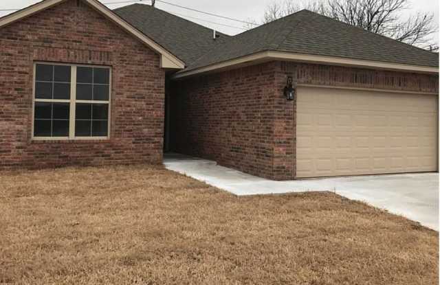 301 N Norman Ave - 301 North Norman Avenue, Moore, OK 73160