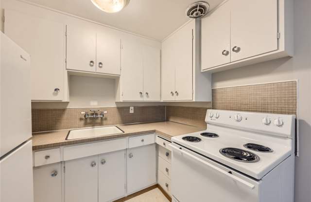 Awesome 1bed/1bath Apartment near Greenlake! - 8255 Corliss Avenue North, Seattle, WA 98103