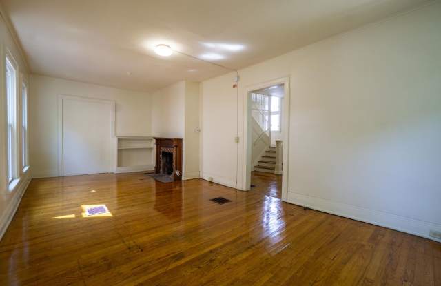 116 Victoria - AVAIL 6/1/2027 - Charming 5 bedroom Home with Hardwoods Short Walk To Eateries and Shops Gallery 4