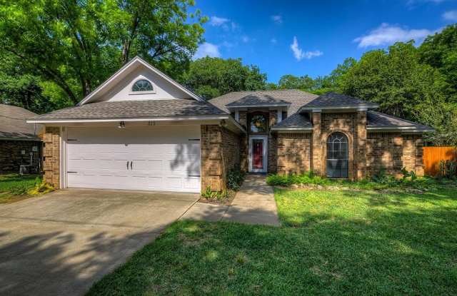 323 Berry Lane - 323 Berry Lane, Shady Shores, TX 76208