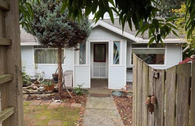 Charming Craftsman in Sunny Coquille! Month to Month Short Term Rental Only. photos photos
