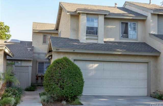 2bd/2.5ba two car garage townhouse in Corona for rent - 889 Live Oak Place, Corona, CA 92882 2bd/2.5ba two car garage townhouse in Corona for rent - 889 Live Oak Place, Corona, CA 92882