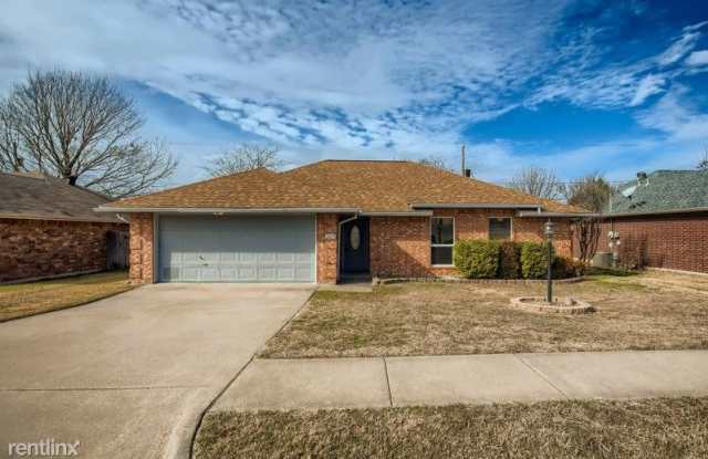 1015 Park Pl Blvd - 1015 Park Place Boulevard, Midlothian, TX 76065