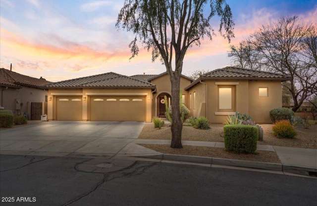 2025 W CALLE DEL SOL -- photos photos